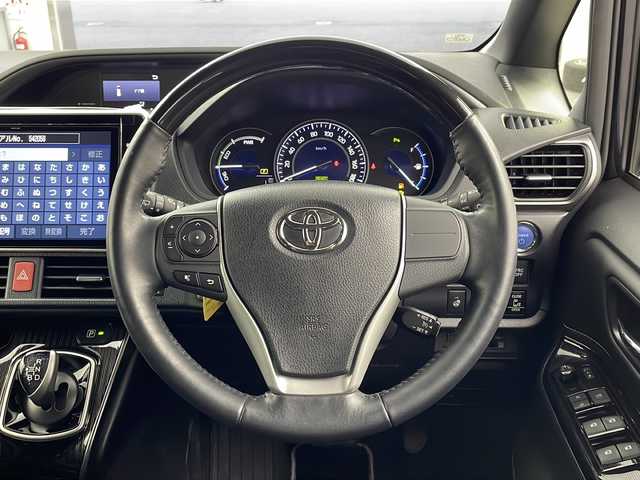 トヨタ エスクァイア ハイブリッド Gi プレミアムパッケージ ブラックテーラード 岐阜県 2019(令1)年 3.2万km スパークリングブラックパールクリスタルシャイン 純正10型ナビ/CD/DVD/Bluetooth/SD/USB/AM/FM/フルセグTV/プリクラッシュセーフティ/レーントレーシングアシスト/クリアランスソナー/先行車発信通知/パーキングサポートブレーキ/バックカメラ/ビルトインETC2.0/両側電動スライドドア/エンジンスターター/スマートキー/シートヒーター/ステアリングヒーター/クルーズコントロール/LEDヘッドライト/純正フロアマット/純正ドアバイザー