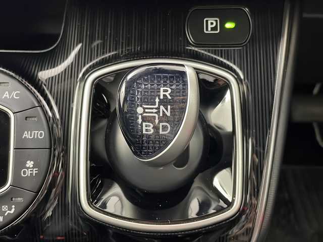 トヨタ エスクァイア ハイブリッド Gi プレミアムパッケージ ブラックテーラード 岐阜県 2019(令1)年 3.2万km スパークリングブラックパールクリスタルシャイン 純正10型ナビ/CD/DVD/Bluetooth/SD/USB/AM/FM/フルセグTV/プリクラッシュセーフティ/レーントレーシングアシスト/クリアランスソナー/先行車発信通知/パーキングサポートブレーキ/バックカメラ/ビルトインETC2.0/両側電動スライドドア/エンジンスターター/スマートキー/シートヒーター/ステアリングヒーター/クルーズコントロール/LEDヘッドライト/純正フロアマット/純正ドアバイザー