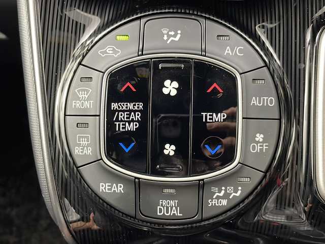 トヨタ エスクァイア ハイブリッド Gi プレミアムパッケージ ブラックテーラード 岐阜県 2019(令1)年 3.2万km スパークリングブラックパールクリスタルシャイン 純正10型ナビ/CD/DVD/Bluetooth/SD/USB/AM/FM/フルセグTV/プリクラッシュセーフティ/レーントレーシングアシスト/クリアランスソナー/先行車発信通知/パーキングサポートブレーキ/バックカメラ/ビルトインETC2.0/両側電動スライドドア/エンジンスターター/スマートキー/シートヒーター/ステアリングヒーター/クルーズコントロール/LEDヘッドライト/純正フロアマット/純正ドアバイザー