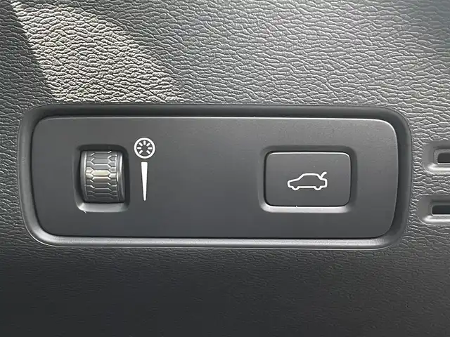ボルボ ＸＣ４０ B4 AWD モメンタム 三重県 2021(令3)年 2.3万km オニキスブラックP ワンオーナー/360°ビューカメラ/HDDナビ/フルセグテレビ/パワーバックドア/パワーシート/シートヒーター/LEDヘッドライト/純正18インチアルミホイール/ルーフレール/アダクティブクルーズコントロール/Bluetooth/Apple CarPlay/Android Auto