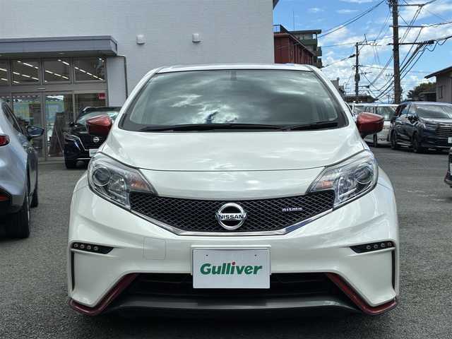 日産 ノート ニスモ 熊本県 2015(平27)年 14.4万km ブリリアントホワイトパール 社外ディスプレイオーディオ/【ＡＭ／ＦＭ／ＣＤ／ＤＶＤ／ＢＴ】/ＥＴＣ/アイドリングストップ/ｎｉｓｍｏ専用シート/オートライト/ＬＥＤヘッドライト/フォグランプ/スマートキー/プッシュスタート/純正フロアマット/純正16インチAW/取扱説明書/保証書