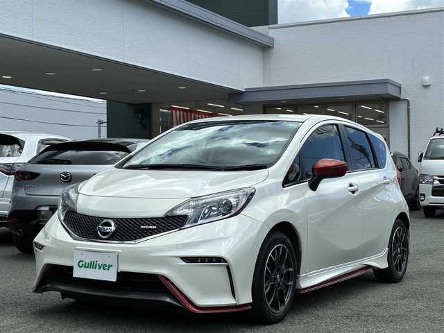 日産 ノート ニスモ 熊本県 2015(平27)年 14.4万km ブリリアントホワイトパール 社外ディスプレイオーディオ/【ＡＭ／ＦＭ／ＣＤ／ＤＶＤ／ＢＴ】/ＥＴＣ/アイドリングストップ/ｎｉｓｍｏ専用シート/オートライト/ＬＥＤヘッドライト/フォグランプ/スマートキー/プッシュスタート/純正フロアマット/純正16インチAW/取扱説明書/保証書
