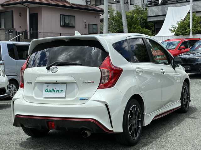 日産 ノート ニスモ 熊本県 2015(平27)年 14.4万km ブリリアントホワイトパール 社外ディスプレイオーディオ/【ＡＭ／ＦＭ／ＣＤ／ＤＶＤ／ＢＴ】/ＥＴＣ/アイドリングストップ/ｎｉｓｍｏ専用シート/オートライト/ＬＥＤヘッドライト/フォグランプ/スマートキー/プッシュスタート/純正フロアマット/純正16インチAW/取扱説明書/保証書
