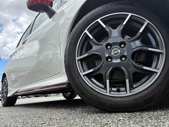 日産 ノート ニスモ 熊本県 2015(平27)年 14.4万km ブリリアントホワイトパール 社外ディスプレイオーディオ/【ＡＭ／ＦＭ／ＣＤ／ＤＶＤ／ＢＴ】/ＥＴＣ/アイドリングストップ/ｎｉｓｍｏ専用シート/オートライト/ＬＥＤヘッドライト/フォグランプ/スマートキー/プッシュスタート/純正フロアマット/純正16インチAW/取扱説明書/保証書