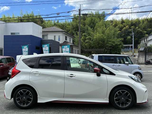 日産 ノート ニスモ 熊本県 2015(平27)年 14.4万km ブリリアントホワイトパール 社外ディスプレイオーディオ/【ＡＭ／ＦＭ／ＣＤ／ＤＶＤ／ＢＴ】/ＥＴＣ/アイドリングストップ/ｎｉｓｍｏ専用シート/オートライト/ＬＥＤヘッドライト/フォグランプ/スマートキー/プッシュスタート/純正フロアマット/純正16インチAW/取扱説明書/保証書