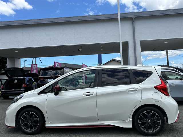 日産 ノート ニスモ 熊本県 2015(平27)年 14.4万km ブリリアントホワイトパール 社外ディスプレイオーディオ/【ＡＭ／ＦＭ／ＣＤ／ＤＶＤ／ＢＴ】/ＥＴＣ/アイドリングストップ/ｎｉｓｍｏ専用シート/オートライト/ＬＥＤヘッドライト/フォグランプ/スマートキー/プッシュスタート/純正フロアマット/純正16インチAW/取扱説明書/保証書