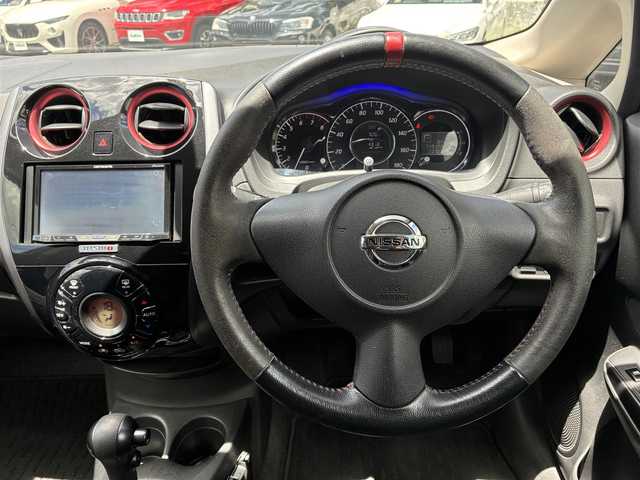日産 ノート ニスモ 熊本県 2015(平27)年 14.4万km ブリリアントホワイトパール 社外ディスプレイオーディオ/【ＡＭ／ＦＭ／ＣＤ／ＤＶＤ／ＢＴ】/ＥＴＣ/アイドリングストップ/ｎｉｓｍｏ専用シート/オートライト/ＬＥＤヘッドライト/フォグランプ/スマートキー/プッシュスタート/純正フロアマット/純正16インチAW/取扱説明書/保証書
