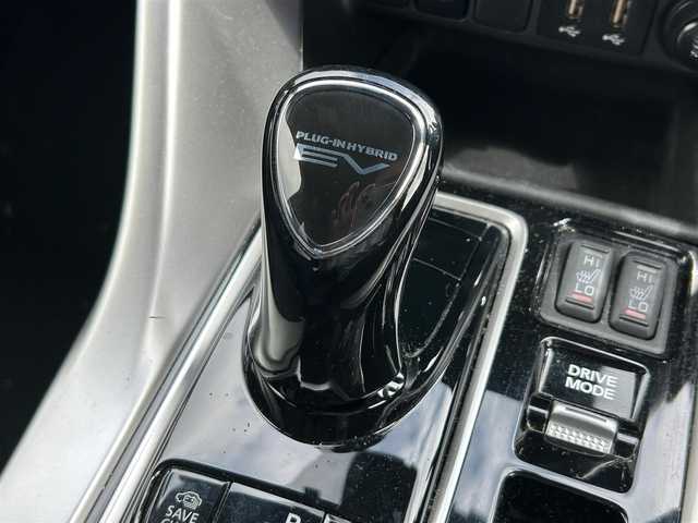 三菱 エクリプス クロス ＰＨＥＶ P 宮城県 2020(令2)年 8.3万km ホワイトダイヤモンド e-アシスト/・衝突被害軽減ブレーキシステム/・車線逸脱警報システム/・レーダークルーズコントロール/・オートマチックハイビーム/・誤発進抑制機能/・後側方車両検知警報システム/・後退時車両検知警報システム/スマートフォン連携ナビゲーション/・Bluetooth/・フルセグTV/マルチアラウンドモニター/ETC/AC100V/1500W電源/ヘッドアップディスプレイ/ハーフレザーシート/パワーシート/シートヒーター/ステアリングヒーター/LEDヘッドランプ/LEDフロントフォグランプ/オートライト/スマートキー＆プッシュスタート/電動格納ミラー/純正１８インチアルミホイール/純正フロアマット/スペアキー