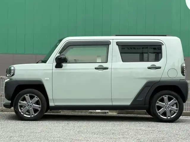 ダイハツ タフト G ダーククロムベンチャー 千葉県 2023(令5)年 0.8万km セラミックグリーンM 純正SDナビ（AM/FM/CD/DVD/Bluetooth/iPod）/フルセグTV/ガラスルーフ/バックカメラ/全方位カメラ/ドライブレコーダー/ETC/前後コーナーセンサー/車線逸脱警報/横滑り防止装置/衝突被害軽減ブレーキ/前席シートヒーター/LEDヘッドライト/フォグランプ/純正フロアマット/純正アルミホイール