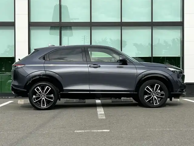 ホンダ ヴェゼル ハイブリッド e:HEV Z 大阪府 2023(令5)年 2.4万km メテオロイドグレーメタリック 純正コネクトナビ/フルセグTV/(AM/FM/AppleCarPlay/Bluetooth)/全方位カメラ/衝突軽減ブレーキ/横滑り防止機能/レーダークルコン/コーナーセンサー/シートヒーター/ステアリングヒーター/パワーバックドア/LEDヘッドライト/オートライト/オートマチックハイビーム/置くだけ充電/ビルトインETC