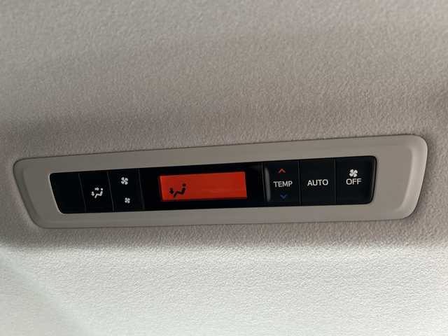 トヨタ エスクァイア ハイブリッド Gi 大阪府 2015(平27)年 4.9万km スパークリングブラックパールクリスタルシャイン 純正9インチナビ/・Bluetooth/フルセグTV/CD/DVD/ラジオ/主要装備/・バックカメラ/・クルーズコントロール/・クリアランスソナー/・アイドリングストップ/・横滑り防止装置/・トラクションコントロール/・両側パワースライドドア/・合皮シート/・シートヒーター/・純正アルミホイール/・純正フロアマット/・LEDヘッドライト/・プッシュスタート/・スマートキー/・ETC