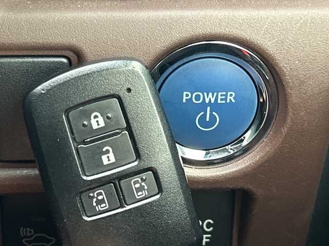 トヨタ エスクァイア ハイブリッド Gi 大阪府 2015(平27)年 4.9万km スパークリングブラックパールクリスタルシャイン 純正9インチナビ/・Bluetooth/フルセグTV/CD/DVD/ラジオ/主要装備/・バックカメラ/・クルーズコントロール/・クリアランスソナー/・アイドリングストップ/・横滑り防止装置/・トラクションコントロール/・両側パワースライドドア/・合皮シート/・シートヒーター/・純正アルミホイール/・純正フロアマット/・LEDヘッドライト/・プッシュスタート/・スマートキー/・ETC