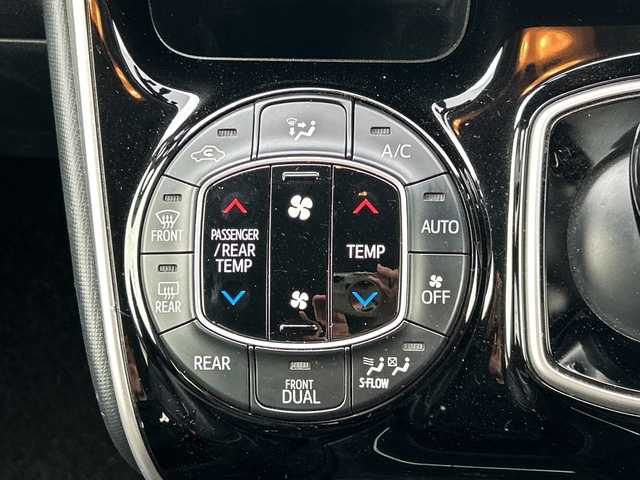 トヨタ エスクァイア ハイブリッド Gi 大阪府 2015(平27)年 4.9万km スパークリングブラックパールクリスタルシャイン 純正9インチナビ/・Bluetooth/フルセグTV/CD/DVD/ラジオ/主要装備/・バックカメラ/・クルーズコントロール/・クリアランスソナー/・アイドリングストップ/・横滑り防止装置/・トラクションコントロール/・両側パワースライドドア/・合皮シート/・シートヒーター/・純正アルミホイール/・純正フロアマット/・LEDヘッドライト/・プッシュスタート/・スマートキー/・ETC