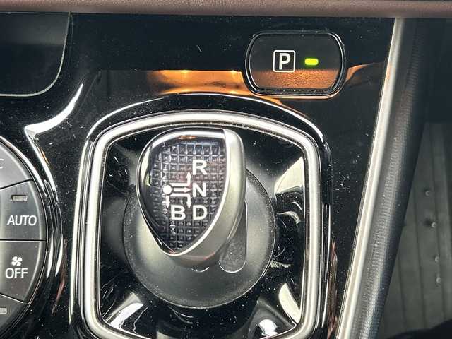 トヨタ エスクァイア ハイブリッド Gi 大阪府 2015(平27)年 4.9万km スパークリングブラックパールクリスタルシャイン 純正9インチナビ/・Bluetooth/フルセグTV/CD/DVD/ラジオ/主要装備/・バックカメラ/・クルーズコントロール/・クリアランスソナー/・アイドリングストップ/・横滑り防止装置/・トラクションコントロール/・両側パワースライドドア/・合皮シート/・シートヒーター/・純正アルミホイール/・純正フロアマット/・LEDヘッドライト/・プッシュスタート/・スマートキー/・ETC