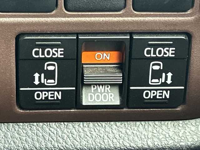 トヨタ エスクァイア ハイブリッド Gi 大阪府 2015(平27)年 4.9万km スパークリングブラックパールクリスタルシャイン 純正9インチナビ/・Bluetooth/フルセグTV/CD/DVD/ラジオ/主要装備/・バックカメラ/・クルーズコントロール/・クリアランスソナー/・アイドリングストップ/・横滑り防止装置/・トラクションコントロール/・両側パワースライドドア/・合皮シート/・シートヒーター/・純正アルミホイール/・純正フロアマット/・LEDヘッドライト/・プッシュスタート/・スマートキー/・ETC