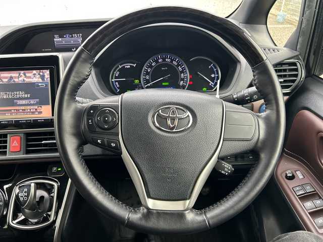 トヨタ エスクァイア ハイブリッド Gi 大阪府 2015(平27)年 4.9万km スパークリングブラックパールクリスタルシャイン 純正9インチナビ/・Bluetooth/フルセグTV/CD/DVD/ラジオ/主要装備/・バックカメラ/・クルーズコントロール/・クリアランスソナー/・アイドリングストップ/・横滑り防止装置/・トラクションコントロール/・両側パワースライドドア/・合皮シート/・シートヒーター/・純正アルミホイール/・純正フロアマット/・LEDヘッドライト/・プッシュスタート/・スマートキー/・ETC