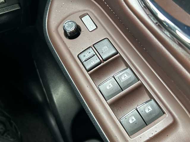 トヨタ エスクァイア ハイブリッド Gi 大阪府 2015(平27)年 4.9万km スパークリングブラックパールクリスタルシャイン 純正9インチナビ/・Bluetooth/フルセグTV/CD/DVD/ラジオ/主要装備/・バックカメラ/・クルーズコントロール/・クリアランスソナー/・アイドリングストップ/・横滑り防止装置/・トラクションコントロール/・両側パワースライドドア/・合皮シート/・シートヒーター/・純正アルミホイール/・純正フロアマット/・LEDヘッドライト/・プッシュスタート/・スマートキー/・ETC