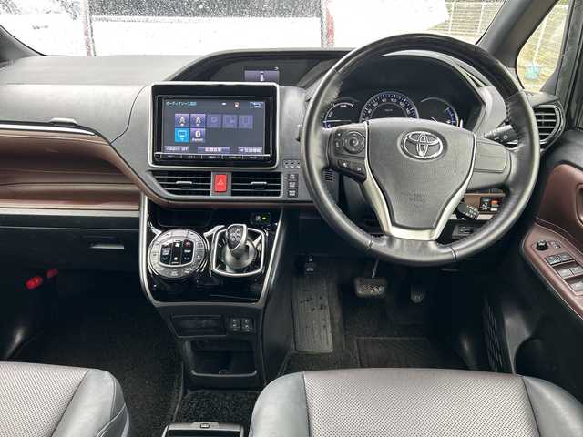 トヨタ エスクァイア ハイブリッド Gi 大阪府 2015(平27)年 4.9万km スパークリングブラックパールクリスタルシャイン 純正9インチナビ/・Bluetooth/フルセグTV/CD/DVD/ラジオ/主要装備/・バックカメラ/・クルーズコントロール/・クリアランスソナー/・アイドリングストップ/・横滑り防止装置/・トラクションコントロール/・両側パワースライドドア/・合皮シート/・シートヒーター/・純正アルミホイール/・純正フロアマット/・LEDヘッドライト/・プッシュスタート/・スマートキー/・ETC