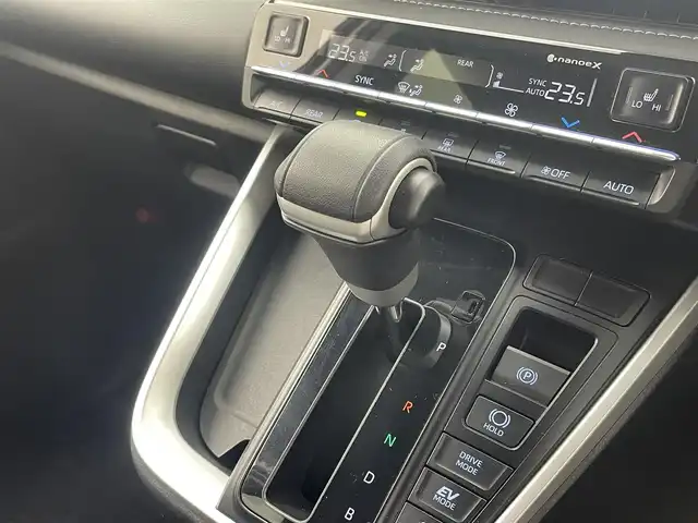 トヨタ ノア ハイブリッド S－Z 茨城県 2024(令6)年 0.5万km ホワイトパールクリスタルシャイン 純正10.5型DA/フルセグ/バックカメラ/純正フリップダウンモニター/快適利便パッケージ/モデリスタフロントグリルキット/モデリスタイルミルーフスポイラー/モデリスタシグネチャーイルミブレード/衝突被害軽減ブレーキ/車線逸脱抑制装置/レーダークルーズコントロール/オートマチックハイビーム/クリアランスソナー/両側電動スライドドア/ETC2.0/AC100V/シートヒーター/純正17インチAW/3眼LEDヘッドライト/スマートキー