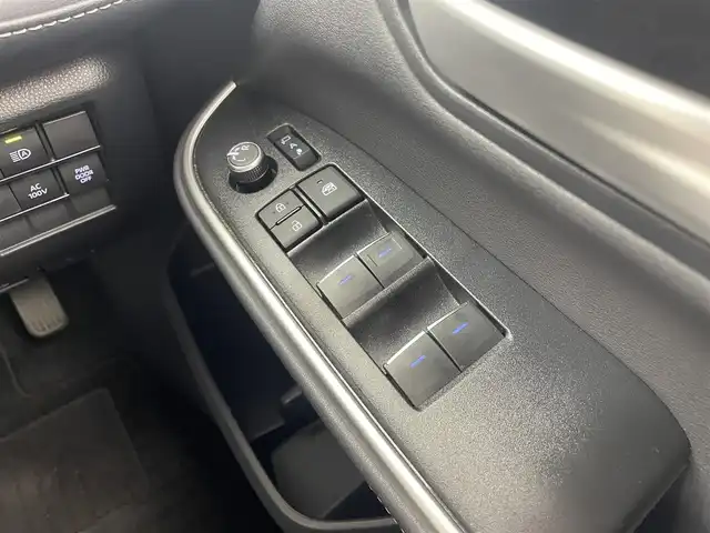 トヨタ ノア ハイブリッド S－Z 茨城県 2024(令6)年 0.5万km ホワイトパールクリスタルシャイン 純正10.5型DA/フルセグ/バックカメラ/純正フリップダウンモニター/快適利便パッケージ/モデリスタフロントグリルキット/モデリスタイルミルーフスポイラー/モデリスタシグネチャーイルミブレード/衝突被害軽減ブレーキ/車線逸脱抑制装置/レーダークルーズコントロール/オートマチックハイビーム/クリアランスソナー/両側電動スライドドア/ETC2.0/AC100V/シートヒーター/純正17インチAW/3眼LEDヘッドライト/スマートキー