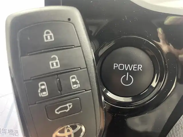 トヨタ ノア ハイブリッド S－Z 茨城県 2024(令6)年 0.5万km ホワイトパールクリスタルシャイン 純正10.5型DA/フルセグ/バックカメラ/純正フリップダウンモニター/快適利便パッケージ/モデリスタフロントグリルキット/モデリスタイルミルーフスポイラー/モデリスタシグネチャーイルミブレード/衝突被害軽減ブレーキ/車線逸脱抑制装置/レーダークルーズコントロール/オートマチックハイビーム/クリアランスソナー/両側電動スライドドア/ETC2.0/AC100V/シートヒーター/純正17インチAW/3眼LEDヘッドライト/スマートキー