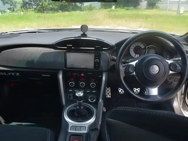 トヨタ ８６ GT 兵庫県 2016(平28)年 3.1万km クリスタルホワイトパール 後期モデル/６MT/HKSマフラー/BLITZ車高調/BLITZエアークリーナー/WEDSSPORTアルミホイール/純正ナビ/フルセグTV/ETC/ドライブレコーダー/バックカメラ/LEDヘッドライト/スマートキー/プッシュスタート