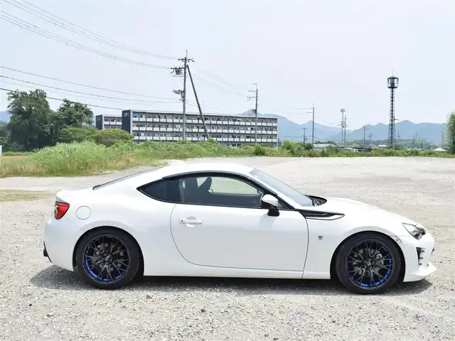 トヨタ ８６ GT 兵庫県 2016(平28)年 3.1万km クリスタルホワイトパール 後期モデル/６MT/HKSマフラー/BLITZ車高調/BLITZエアークリーナー/WEDSSPORTアルミホイール/純正ナビ/フルセグTV/ETC/ドライブレコーダー/バックカメラ/LEDヘッドライト/スマートキー/プッシュスタート