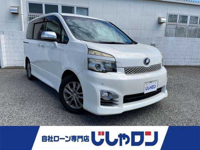 トヨタ ヴォクシー ZS 煌 大阪府 2011(平23)年 7.9万km ホワイトパールクリスタルシャイン ”(株)IDOMが運営する【じしゃロン堺店】の自社ローン専用車両になります。/こちらは現金またはオートローンご利用時の価格です。自社ローンご希望の方は別途その旨お申付け下さい”