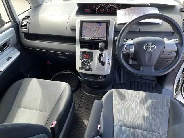 トヨタ ヴォクシー ZS 煌 大阪府 2011(平23)年 7.9万km ホワイトパールクリスタルシャイン ”(株)IDOMが運営する【じしゃロン堺店】の自社ローン専用車両になります。/こちらは現金またはオートローンご利用時の価格です。自社ローンご希望の方は別途その旨お申付け下さい”