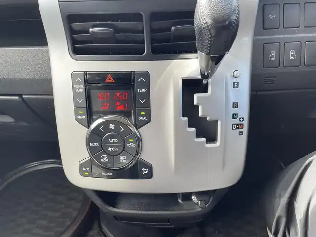 トヨタ ヴォクシー ZS 煌 大阪府 2011(平23)年 7.9万km ホワイトパールクリスタルシャイン ”(株)IDOMが運営する【じしゃロン堺店】の自社ローン専用車両になります。/こちらは現金またはオートローンご利用時の価格です。自社ローンご希望の方は別途その旨お申付け下さい”