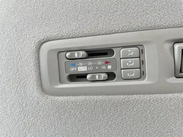 トヨタ ヴォクシー ZS 煌 大阪府 2011(平23)年 7.9万km ホワイトパールクリスタルシャイン ”(株)IDOMが運営する【じしゃロン堺店】の自社ローン専用車両になります。/こちらは現金またはオートローンご利用時の価格です。自社ローンご希望の方は別途その旨お申付け下さい”