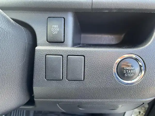 トヨタ ヴォクシー ZS 煌 大阪府 2011(平23)年 7.9万km ホワイトパールクリスタルシャイン ”(株)IDOMが運営する【じしゃロン堺店】の自社ローン専用車両になります。/こちらは現金またはオートローンご利用時の価格です。自社ローンご希望の方は別途その旨お申付け下さい”