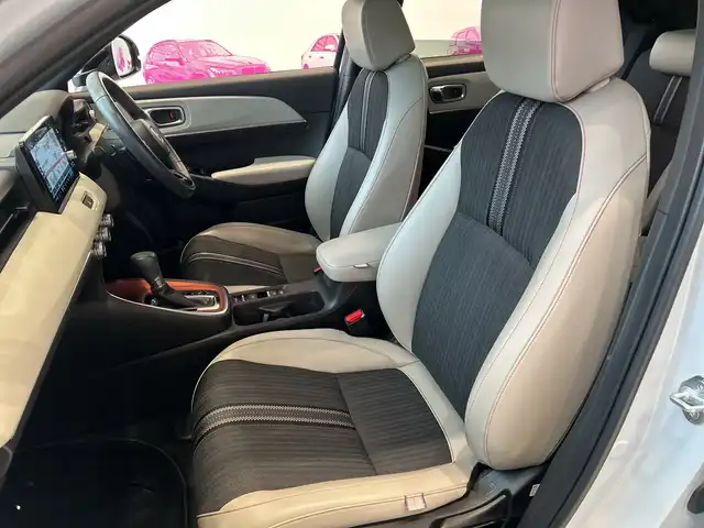 ホンダ ヴェゼル ハイブリッド e:HEV PLaY 埼玉県 2022(令4)年 3.8万km プレミアムサンライトホワイトパール ホンダセンシング/純正9インチコネクトディスプレイ/　　BT/フルセグ/カープレイ/バックカメラ/パワーバックドア/レーダークルーズコントロール/レーンキープアシスト/LEDヘッドライト/ハーフレザーシート/シートヒーター/純正18インチアルミホイール/パノラマルーフ/パドルシフト/ワイヤレス充電/オートブレーキホールド/ステアリングヒーター/ETC2.0/スマートキー/禁煙車