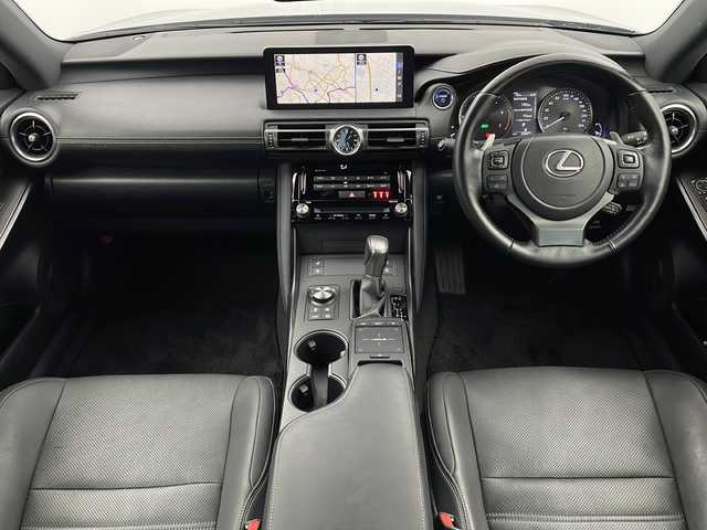 レクサス ＩＳ 300h バージョンL 栃木県 2020(令2)年 2.3万km シルバー セーフティセンス/・プリクラッシュセーフティ/・レーントレーシングアシスト/・レーンディパーチャーアラート/・ロードサインアシスト/・レーダークルーズコントロール/・オートマチックハイビーム/・先行車発進アラーム/・プロアクティブドライビングアシスト/・レーンチェンジアシスト/・緊急時操舵支援/禁煙車/純正メーカーナビ/本革シート/シートヒーター/シートクーラー/シートメモリ/ハンドルヒーター/パドルシフト/純正ドラレコ/オートライト/３眼ＬＥＤヘッドライト/オートエアコン/スマートキー/電動格納ミラー