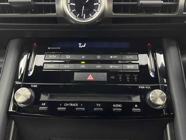 レクサス ＩＳ 300h バージョンL 栃木県 2020(令2)年 2.3万km シルバー セーフティセンス/・プリクラッシュセーフティ/・レーントレーシングアシスト/・レーンディパーチャーアラート/・ロードサインアシスト/・レーダークルーズコントロール/・オートマチックハイビーム/・先行車発進アラーム/・プロアクティブドライビングアシスト/・レーンチェンジアシスト/・緊急時操舵支援/禁煙車/純正メーカーナビ/本革シート/シートヒーター/シートクーラー/シートメモリ/ハンドルヒーター/パドルシフト/純正ドラレコ/オートライト/３眼ＬＥＤヘッドライト/オートエアコン/スマートキー/電動格納ミラー