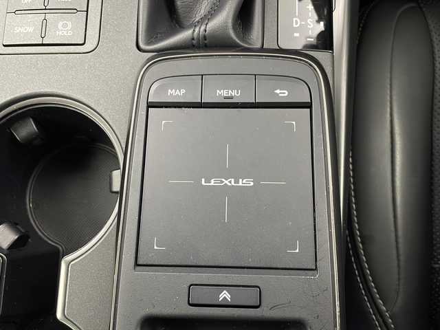レクサス ＩＳ 300h バージョンL 栃木県 2020(令2)年 2.3万km シルバー セーフティセンス/・プリクラッシュセーフティ/・レーントレーシングアシスト/・レーンディパーチャーアラート/・ロードサインアシスト/・レーダークルーズコントロール/・オートマチックハイビーム/・先行車発進アラーム/・プロアクティブドライビングアシスト/・レーンチェンジアシスト/・緊急時操舵支援/禁煙車/純正メーカーナビ/本革シート/シートヒーター/シートクーラー/シートメモリ/ハンドルヒーター/パドルシフト/純正ドラレコ/オートライト/３眼ＬＥＤヘッドライト/オートエアコン/スマートキー/電動格納ミラー