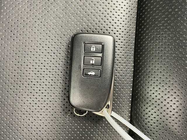 レクサス ＩＳ 300h バージョンL 栃木県 2020(令2)年 2.3万km シルバー セーフティセンス/・プリクラッシュセーフティ/・レーントレーシングアシスト/・レーンディパーチャーアラート/・ロードサインアシスト/・レーダークルーズコントロール/・オートマチックハイビーム/・先行車発進アラーム/・プロアクティブドライビングアシスト/・レーンチェンジアシスト/・緊急時操舵支援/禁煙車/純正メーカーナビ/本革シート/シートヒーター/シートクーラー/シートメモリ/ハンドルヒーター/パドルシフト/純正ドラレコ/オートライト/３眼ＬＥＤヘッドライト/オートエアコン/スマートキー/電動格納ミラー