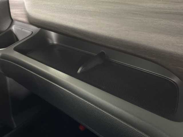 ホンダ フリード ハイブリット G ホンダセンシング 福岡県 2021(令3)年 4.2万km プラチナホワイトパール 純正9インチメモリナビ/・CD/DVD/BT/フルセグTV/・バックモニター/純正フリップダウンモニター/ホンダセンシング/両側パワースライドドア/ETC/ハーフレザーシート/・シートヒーター（D/N)/革巻きステアリング/・ステアリングリモコン/LED/・オートライト/スマートキー/・プッシュスタート/・スペアキー/純正15インチアルミホイール/純正フロアマット/純正ドアバイザー