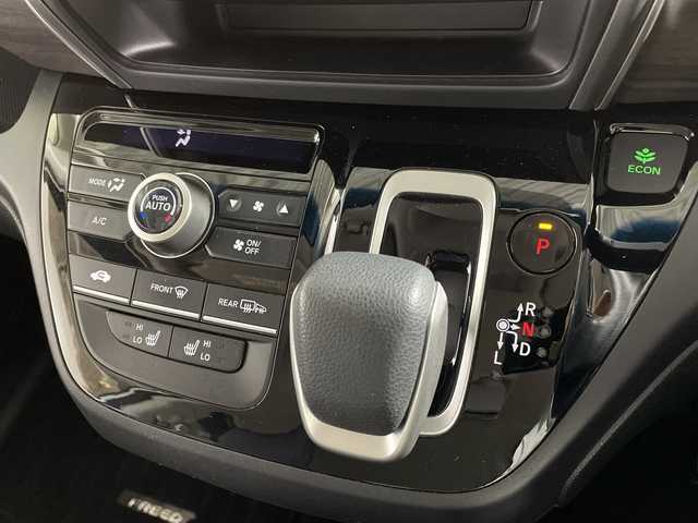 ホンダ フリード ハイブリット G ホンダセンシング 福岡県 2021(令3)年 4.2万km プラチナホワイトパール 純正9インチメモリナビ/・CD/DVD/BT/フルセグTV/・バックモニター/純正フリップダウンモニター/ホンダセンシング/両側パワースライドドア/ETC/ハーフレザーシート/・シートヒーター（D/N)/革巻きステアリング/・ステアリングリモコン/LED/・オートライト/スマートキー/・プッシュスタート/・スペアキー/純正15インチアルミホイール/純正フロアマット/純正ドアバイザー