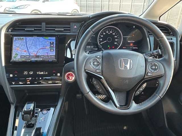 ホンダ シャトル ハイブリッド Z ホンダセンシング 茨城県 2022(令4)年 2.1万km プラチナホワイトパール ワンオーナー/社外8インチナビ/フルセグTV/CD/DVD/Bluetooth/ETC/バックカメラ/衝突軽減ブレーキ/誤発進抑制機能/近距離衝突軽減ブレーキ/歩行者事故低減ステアリング/路外逸脱抑制機能/アダプティブクルーズコントロール/レーンキープアシスト/先行車発進お知らせ機能/標識認識機能/オートハイビーム/ハーフレザーシート/前席シートヒーター/スマートキー/スペアキー×１/ステアリングスイッチ/パドルシフト/純正16インチアルミホイール/保証書・取扱説明書