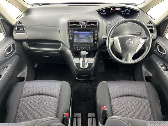 日産 セレナ ハイウェイスター S HV Vセレ 愛知県 2013(平25)年 6.2万km ブリリアントホワイトパール 禁煙車/純正7インチナビ/（CD/DVD/Bluetooth/ワンセグTV/SD)/バックカメラ/フリップダウンモニター/サンルーフ/クルーズコントロール/ドライブレコーダー/ETC/両側パワースライドドア/純正16インチアルミホイール/純正フロアマット/スマートキー/プッシュスタート/横滑り防止装置/オートエアコン