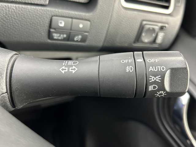 日産 セレナ ハイウェイスター S HV Vセレ 愛知県 2013(平25)年 6.2万km ブリリアントホワイトパール 禁煙車/純正7インチナビ/（CD/DVD/Bluetooth/ワンセグTV/SD)/バックカメラ/フリップダウンモニター/サンルーフ/クルーズコントロール/ドライブレコーダー/ETC/両側パワースライドドア/純正16インチアルミホイール/純正フロアマット/スマートキー/プッシュスタート/横滑り防止装置/オートエアコン