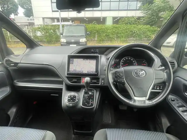 トヨタ ヴォクシー ZS 煌 熊本県 2015(平27)年 6.9万km ブラック プッシュスタート/純正ナビ/（CD・DVD・フルセグTV・BTオーディオ・SD）/バックカメラ/ビルトインETC/純正フリップダウンモニター（V11T-R62C）/純正16インチAW/両側パワースライドドア/LEDヘッドライト/オートライト/フォグライト/横滑り防止装置/ウィンカーミラー/純正フロアマット/新車保証書/取扱説明書/スマートスペアキー×1本