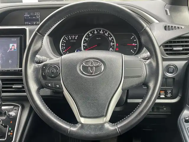 トヨタ ヴォクシー ZS 煌 熊本県 2015(平27)年 6.9万km ブラック プッシュスタート/純正ナビ/（CD・DVD・フルセグTV・BTオーディオ・SD）/バックカメラ/ビルトインETC/純正フリップダウンモニター（V11T-R62C）/純正16インチAW/両側パワースライドドア/LEDヘッドライト/オートライト/フォグライト/横滑り防止装置/ウィンカーミラー/純正フロアマット/新車保証書/取扱説明書/スマートスペアキー×1本
