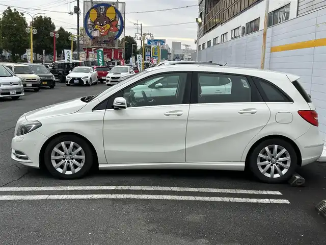 メルセデス・ベンツ Ｂ１８０ 埼玉県 2014(平26)年 15.9万km カルサイトホワイト 純正ナビ/　(FM/AM)/バックカメラ/フルセグ/ETC/クリアランスソナー/パドルシフト/電子パーキングシステム/オートLEDライト/純正フロアマット/盗難防止装置/純正16インチアルミホイール