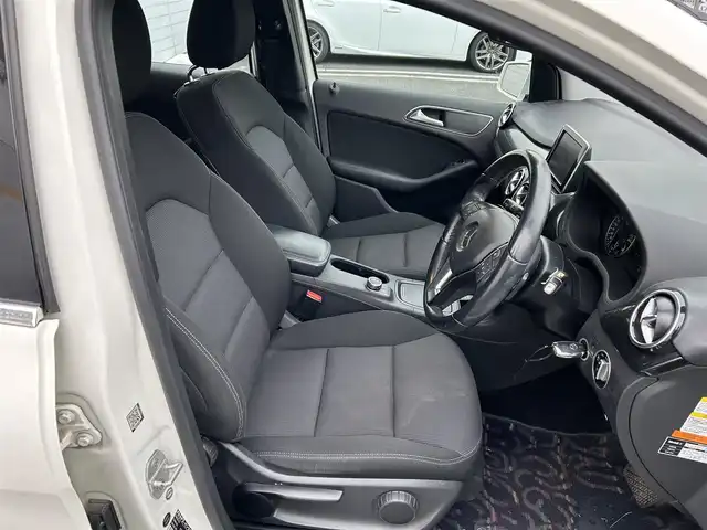 メルセデス・ベンツ Ｂ１８０ 埼玉県 2014(平26)年 15.9万km カルサイトホワイト 純正ナビ/　(FM/AM)/バックカメラ/フルセグ/ETC/クリアランスソナー/パドルシフト/電子パーキングシステム/オートLEDライト/純正フロアマット/盗難防止装置/純正16インチアルミホイール