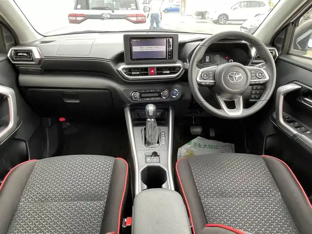 トヨタ ライズ Z 佐賀県 2022(令4)年 5.8万km シャイニングホワイトパール 純正SDナビゲーション/・フルセグTV/CD/DVD/SD/Bluetooth/バックカメラ/ビルトインETC/電子パーキングブレーキ/・AUTO HOLD機能/100V電源/DN席シートヒーター/ISOFIX対応/革巻きステアリング/ステアリングリモコン/純正17インチアルミホイール/純正LEDヘッドライト/・オートマチックハイビーム/純正LEDフォグランプ/リヤフォグランプ/純正フロアマット/純正ドアバイザ―/新車保証書/スペアキー１本/スマートアシスト/・レーダークルーズコントロール/・先行車発進お知らせ機能/・衝突被害軽減ブレーキ/・車線逸脱警報機能/・標識認識機能/・クリアランスソナー/・ふらつき警報