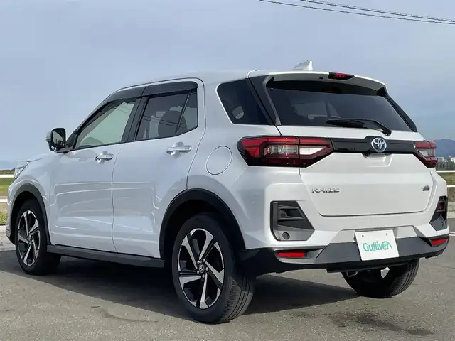 トヨタ ライズ Z 佐賀県 2022(令4)年 5.8万km シャイニングホワイトパール 純正SDナビゲーション/・フルセグTV/CD/DVD/SD/Bluetooth/バックカメラ/ビルトインETC/電子パーキングブレーキ/・AUTO HOLD機能/100V電源/DN席シートヒーター/ISOFIX対応/革巻きステアリング/ステアリングリモコン/純正17インチアルミホイール/純正LEDヘッドライト/・オートマチックハイビーム/純正LEDフォグランプ/リヤフォグランプ/純正フロアマット/純正ドアバイザ―/新車保証書/スペアキー１本/スマートアシスト/・レーダークルーズコントロール/・先行車発進お知らせ機能/・衝突被害軽減ブレーキ/・車線逸脱警報機能/・標識認識機能/・クリアランスソナー/・ふらつき警報