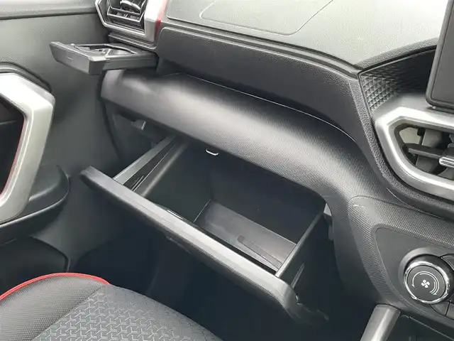 トヨタ ライズ Z 佐賀県 2022(令4)年 5.8万km シャイニングホワイトパール 純正SDナビゲーション/・フルセグTV/CD/DVD/SD/Bluetooth/バックカメラ/ビルトインETC/電子パーキングブレーキ/・AUTO HOLD機能/100V電源/DN席シートヒーター/ISOFIX対応/革巻きステアリング/ステアリングリモコン/純正17インチアルミホイール/純正LEDヘッドライト/・オートマチックハイビーム/純正LEDフォグランプ/リヤフォグランプ/純正フロアマット/純正ドアバイザ―/新車保証書/スペアキー１本/スマートアシスト/・レーダークルーズコントロール/・先行車発進お知らせ機能/・衝突被害軽減ブレーキ/・車線逸脱警報機能/・標識認識機能/・クリアランスソナー/・ふらつき警報