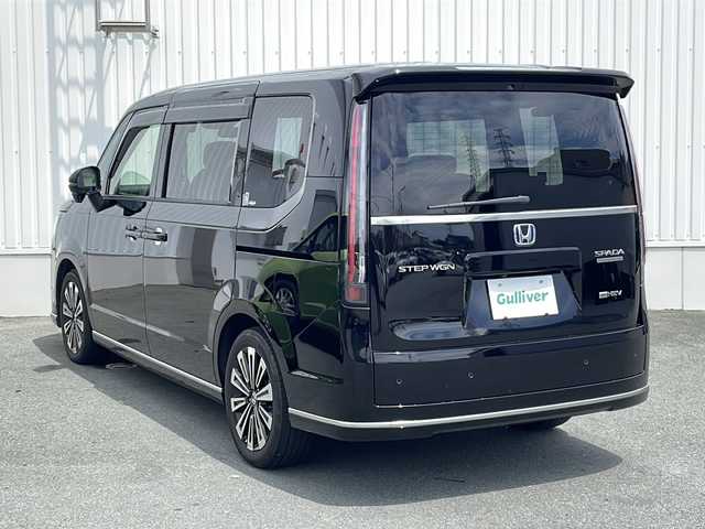 ホンダ ステップワゴン スパーダ eHEV プレミアムライン 三重県 2022(令4)年 3万km クリスタルブラックパール プッシュスタート/電動格納ミラー/横滑り防止/両側パワースライドドア/パワーバックドア/レーンキープアシスト/レーダークルーズコントロール/衝突軽減ブレーキ/パドルシフト/ビルトインETC/ステアリングスイッチ/革巻きステアリング/SOSボタン/オートライト/電動パーキング/シートヒーター(全席)/前後ドライブレコーダー/純正フロアマット/リアサンシェード/純正11型ナビ(AM/FM/CD/DVD/TV/BT)/フルセグTV/全周囲モニター/USB入力端子5ヶ所/タイプC入力端子1ヶ所/両側パワースライドドア/ウォークスルー/オットマン/ハーフレザーシート/ブラインドスポットモニター/スペアキー/禁煙車